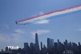 Đội hình máy bay trình diễn nhân kỷ niệm 250 năm Quốc khánh Mỹ tại New York ngày 4/7/2026. (Ảnh: THX/TTXVN phát)