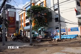 Công tác di dời hạ tầng kỹ thuật tuyến metro số 2. (Ảnh: Tiến Lực/TTXVN)