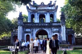 Tổng thống Cộng hòa Panama José Raúl Mulino và Phu nhân thăm Văn Miếu-Quốc Tử Giám sáng 6/10. (Ảnh: Tuấn Anh/TTXVN)