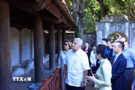 Tổng thống Cộng hòa Panama José Raúl Mulino và Phu nhân nghe giới thiệu về bia tiến sỹ. (Ảnh: Tuấn Anh/TTXVN)