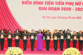 Phó Chủ tịch nước Võ Thị Ánh Xuân, Phó Chủ tịch thứ nhất Hội đồng Thi đua-Khen thưởng Trung ương tặng quà cho các cá nhân điển hình tiên tiến. (Ảnh: Trọng Đức/TTXVN)