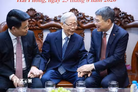Thủ tướng Lê Minh Hưng đến thăm đảng viên lão thành Đoàn Thế Đính, Chi bộ Tổ dân phố Quang Trung, Đảng bộ phường Hồng Bàng, thành phố Hải Phòng. (Ảnh: Dương Giang/TTXVN)
