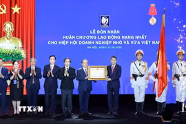 Thủ tướng Lê Minh Hưng trao Huân chương Lao động hạng Nhất cho Hiệp hội Doanh nghiệp nhỏ và vừa Việt Nam. (Ảnh: Dương Giang/TTXVN)