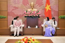 Phó Chủ tịch Quốc hội Nguyễn Thị Thanh tiếp bà Lee In-sun, Chủ tịch Ủy ban Bình đẳng giới và Gia đình, Quốc hội Hàn Quốc. (Nguồn: Cổng Thông tin điện tử Quốc hội Việt Nam)