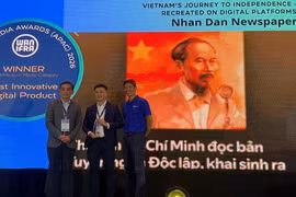 Nhà báo Nguyễn Hoàng Nhật, Phó Trưởng Ban Nhân Dân điện tử đại diện Báo Nhân Dân nhận giải thưởng tại giải Báo chí Kỹ thuật số châu Á (Digital Media Award Asia) 2026. (Nguồn: Báo Nhân Dân)