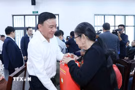 Ủy viên Bộ Chính trị, Thường trực Ban Bí thư Trần Cẩm Tú tặng quà các gia đình chính sách, hộ nghèo tại thành phố Đà Nẵng. (Ảnh: Phương Hoa/TTXVN)