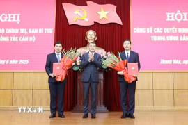 Ông Lê Minh Hưng, Ủy viên Bộ Chính trị, Bí thư Trung ương Đảng, Trưởng Ban Tổ chức Trung ương trao quyết định của Bộ Chính trị cho ông Nguyễn Hoài Anh (trái) và ông Nguyễn Hồng Phong (phải). (Ảnh: Việt Hoàng/TTXVN)