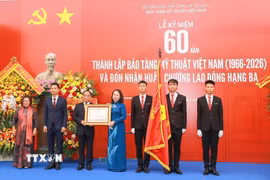 Phó Chủ tịch nước Võ Thị Ánh Xuân trao Huân chương Lao động hạng Ba của Chủ tịch nước tặng Bảo tàng Mỹ thuật Việt Nam. (Ảnh: Khánh Hòa/TTXVN)