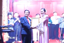 Trao Quyết định thành lập Câu lạc bộ Họ Trần Việt Nam tại Lào. (Ảnh: Xuân Tú/TTXVN)