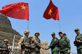 Đồn Biên phòng Lũng Cú (Bộ Chỉ huy Bộ đội Biên phòng tỉnh Hà Giang, Việt Nam) và Biên phòng khu vực huyện Phú Ninh, Quân Giải phóng Nhân dân Trung Quốc tuần tra song phương trên tuyến biên giới Việt-Trung. (Ảnh: Mạnh Cầm/TTXVN phát)