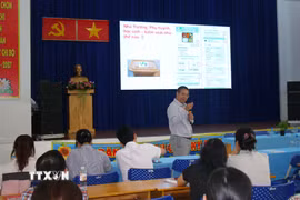 Các đại biểu trình bày về tầm quan trọng của thực phẩm gắn tick xanh trách nhiệm trong việc giảm thiểu rủi ro mất an toàn thực phẩm trong bữa ăn học đường. (Ảnh: Hương Giang/TTXVN)