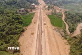 Dự án đường nối Quốc lộ 32 với đường cao tốc Nội Bài-Lào Cai. (Ảnh: Tuấn Anh/TTXVN)