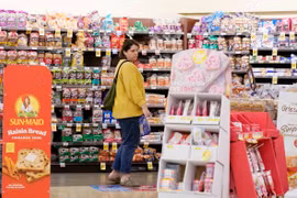Người dân mua sắm tại siêu thị ở Millbrae, Mỹ. (Ảnh: THX/TTXVN)