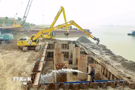 Công nhân thi công cầu Thượng Cát. (Ảnh: Trung Nguyên/TTXVN)