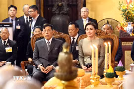 Nhà vua Thái Lan Maha Vajiralongkorn Phra Vajiraklaochaoyuhua và Hoàng hậu Suthida Bajrasudhabimalalakshana dự lễ cầu an tại chùa Quán Sứ. (Ảnh: An Đăng/TTXVN)