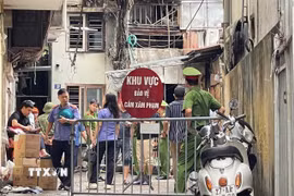 Lực lượng chức năng phong tỏa hiện trường vụ cháy tại ngõ 2B Văn Cao, phường Tây Hồ, thành phố Hà Nội để phục vụ công tác điều tra. (Ảnh: Trung Nguyên/TTXVN)
