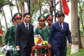 Ông Nguyễn Doãn Anh (bên trái), Ủy viên Trung ương Đảng, Phó Chủ tịch Quốc hội tham gia Lễ viếng, truy điệu, an táng hài cốt các liệt sỹ. (Ảnh: Ngọc Minh/TTXVN)