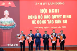 Lãnh đạo tỉnh ủy Lâm Đồng trao quyết định bổ nhiệm cho các cán bộ tại Hội nghị. (Ảnh: Nguyễn Dũng/TTXVN)