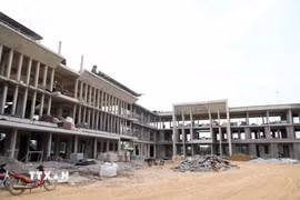 Thi công dự án trường Phổ thông nội trú liên cấp Tiểu học và Trung học cơ sở Hương Khê (xã Hương Khê, tỉnh Hà Tĩnh). (Ảnh: Hữu Quyết/TTXVN)