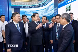 Chủ tịch Quốc hội Trần Thanh Mẫn tham quan khu trưng bày Khu công nghiệp số, Chính quyền số, Trung tâm đổi mới sáng tạo tại Hội nghị công bố quy hoạch tổng thể Thủ đô Hà Nội tầm nhìn 100 năm và xúc tiến đầu tư năm 2026. (Ảnh: Doãn Tấn/TTXVN)