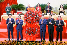 Chủ tịch Quốc hội Trần Thanh Mẫn tặng hoa chúc mừng Đại hội Đại biểu Đảng bộ tỉnh Khánh Hòa lần thứ nhất. (Ảnh: Doãn Tấn/TTXVN)
