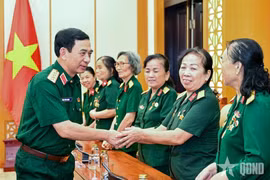 Bộ trưởng Bộ Quốc phòng ân cần hỏi thăm các nữ lái xe Trường Sơn. (Nguồn: Quân đội Nhân dân)