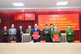 Dưới sự chứng kiến của Bộ trưởng Lương Tam Quang, Thứ trưởng Nguyễn Văn Long và Thứ trưởng Nguyễn Văn Hồi ký biên bản chuyển giao nhiệm vụ quản lý nhà nước về cai nghiện ma túy và quản lý sau cai nghiện ma túy từ Bộ Lao động-Thương binh và Xã hội về Bộ Công an. (Nguồn: Bộ Công an)