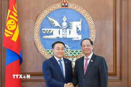 Phó Chủ tịch Quốc hội Trần Quang Phương và Chủ tịch Quốc hội Mông Cổ Dashzegve Amarbayasgalan. (Ảnh: TTXVN phát)