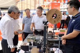 Du khách tham quan một gian trưng bày tại Techfest Hải Phòng. (Ảnh: Hoàng Ngọc/TTXVN)