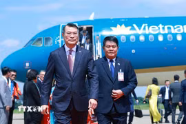 Thủ tướng Lê Minh Hưng đến Thủ đô Vientiane, bắt đầu chuyến thăm chính thức Cộng hòa Dân chủ Nhân dân Lào. (Ảnh: Dương Giang/TTXVN)