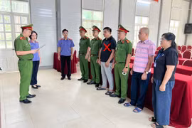Cơ quan Cảnh sát điều tra Công an tỉnh Sơn La thi hành các quyết định tố tụng đối với Bùi Văn Hưng (dấu X). (Nguồn: Công an tỉnh Sơn La)