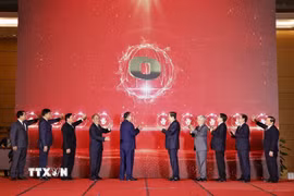Chủ tịch Quốc hội Trần Thanh Mẫn, nguyên Tổng Bí thư Nông Đức Mạnh và các lãnh đạo, nguyên lãnh đạo Đảng, Nhà nước thực hiện nghi thức khai trương Bảo tàng Quốc hội Việt Nam. (Ảnh: Doãn Tấn/TTXVN)