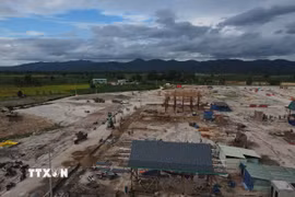 Lực lượng quân đội giúp dân vùng thiên tai xã Ia Tul dựng nhà, làm công trình phụ tại khu tái định cư. (Ảnh: Hoài Nam/TTXVN)