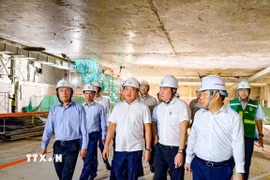 Bí thư Thành ủy Hà Nội Trần Đức Thắng trực tiếp xuống kiểm tra hiện trường thi công ga ngầm S12 thuộc tuyến metro Nhổn-Ga Hà Nội. (Ảnh: Trung Nguyên/TTXVN)