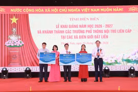 Thứ trưởng Bộ Giáo dục và Đào tạo Đoàn Trung Kiên và ông Phạm Vĩnh Thái, thành viên Hội đồng thành viên-Tổng Biên tập Nhà xuất bản Giáo dục Việt Nam trao biển tặng sách cho đại diện Ban Giám hiệu các trường Phổ thông nội trú Tiểu học và Trung học cơ sở. (Nguồn: Nhà xuất bản Giáo dục Việt Nam)