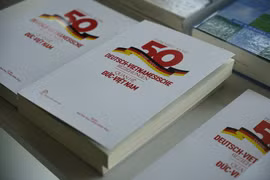 Cuốn kỷ yếu "50 năm quan hệ Đức-Việt: Đối tác trong quá khứ, hiện tại và tương lai." (Nguồn: Trường Đại học Việt-Đức)