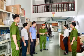 Cơ quan cảnh sát điều tra thi hành lệnh khám xét khẩn cấp nơi ở và nơi làm việc của Nguyễn Thị Thanh Huyền, Giám đốc Công ty TNHH Thương mại và Dịch vụ Sông Lam. (Nguồn: Công an tỉnh Phú Thọ)