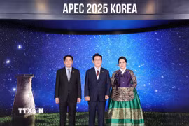 Chủ tịch nước Lương Cường và Tổng thống Hàn Quốc Lee Jae-myung cùng Phu nhân chụp ảnh chung. (Ảnh: Lâm Khánh/TTXVN)
