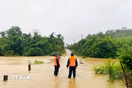 Các đơn vị đồn Biên phòng trên hai tuyến biên giới của tỉnh Quảng Trị đã triển khai lực lượng chốt chặn tại các điểm ngập tràn, khu vực xung yếu. (Ảnh: TTXVN phát)