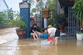 Người dân Huế tất bật dọn dẹp nhà cửa sau lũ. (Ảnh: Hải Âu/TTXVN)
