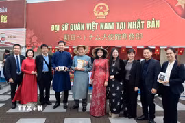 Thứ trưởng Bộ Văn hóa, Thể thao và Du lịch Trịnh Thị Thủy, Đại sứ Việt Nam tại Nhật Bản Phạm Quang Hiệu, Thống đốc tỉnh Kanagawa Kuroiwa Yuji chụp ảnh lưu niệm tại gian hàng của Việt Nam. (Ảnh: Bùi Hà/TTXVN)