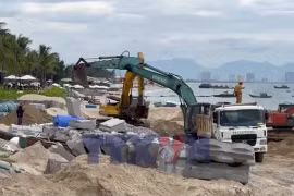 Nhộn nhịp công trường thi công kè chống xói lở bờ biển Hội An trong kỳ nghỉ lễ