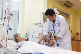 Bác sỹ Bệnh viện Thống Nhất Thành phố Hồ Chí Minh kiểm tra bệnh nhân chạy thận nhân tạo. (Ảnh: Đinh Hằng/TTXVN)