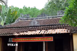 Mái hiên trước Nhà lưu niệm Phan Châu Trinh ở xã Tây Hồ, thành phố Đà Nẵng, bị sạt một mảng lớn. (Ảnh: Đỗ Trưởng/TTXVN)