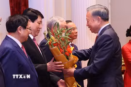 Tổng Bí thư, Chủ tịch nước Tô Lâm trao tặng Huân chương Hồ Chí Minh và tặng hoa chúc mừng nguyên Ủy viên Bộ Chính trị, nguyên Chủ tịch nước Lương Cường. (Ảnh: Văn Điệp/TTXVN)