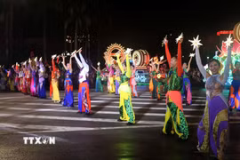 Nghệ sỹ "cháy hết mình" trong các tiết mục nghệ thuật sôi động của chương trình Carnival tại Nghệ An. (Ảnh: Trịnh Duy Hưng/TTXVN)