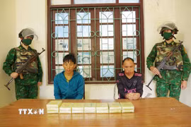 Đối tượng Giàng A Sênh và Giàng A Di cùng tang vật trong chuyên án. (Ảnh: TTXVN phát)