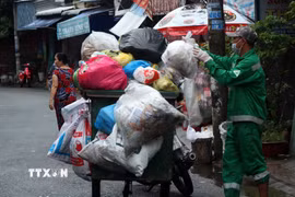 Thu gom rác. (Ảnh minh họa. Nguồn: TTXVN)