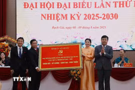 Bí thư Tỉnh ủy An Giang Nguyễn Tiến Hải (bên phải) tặng bức trướng chúc mừng đại hội. (Ảnh: Lê Huy Hải/TTXVN)