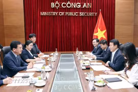 Đại tướng Lương Tam Quang, Bộ trưởng Bộ Công an Việt Nam tiếp Chủ nhiệm Ủy ban Hành chính công và An toàn của Quốc hội Hàn Quốc Shin Jung Hoon. (Ảnh: Phạm Kiên/TTXVN)